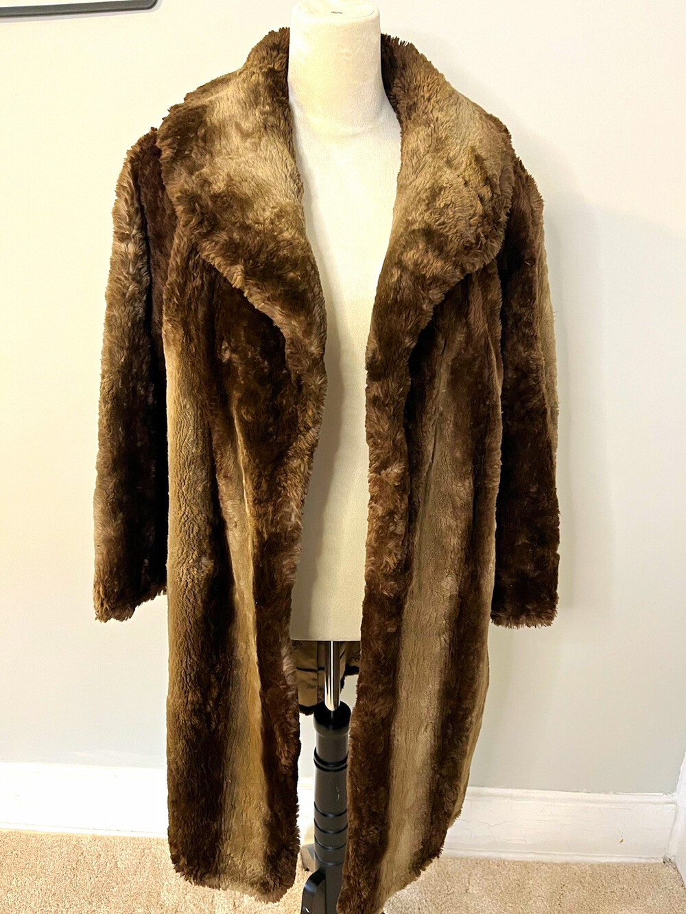 Wenger Furs Brown faux Fur Long Overcoat Women’s size s/m good condition